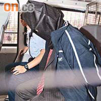 被告阮志斌事發時身穿西裝，外披風褸，意圖持假槍行劫被捕。	（資料圖片）