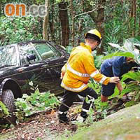 消防員落山檢查失事墮山坡的房車。