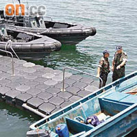 偷運巴籍人蛇的快艇被扣押於西貢對面海水警基地。	（許錦雄攝）