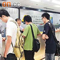 大批自修生昨湧往香港考試及評核局提交申請，覆卷人潮再現。