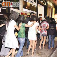 警方昨晚在寶勒巷拘捕一批涉賣淫的內地女子。	（蘇仲賢攝）