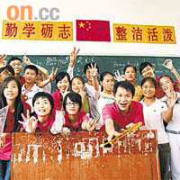 陳克勤（前右一）帶班學生去鄉村小學，教農村小朋友唱英文歌。	（相片由被訪者提供）