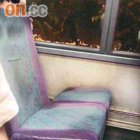 新巴上層車廂一個座位椅背不翼而飛。	（讀者提供）