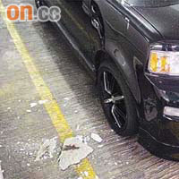 趙先生的座駕疑遭停車場剝落的石屎弄毀，不滿領匯拖延處理賠償事宜。	（讀者提供）