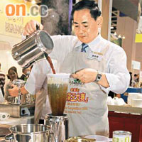 參賽者李兆成有三十多年沖奶茶經驗。