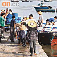 近日有內地漁民在流浮山魚市場出售魚獲時，因拒交保護費而遭黑幫恐嚇。	（吳啟偉攝）