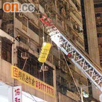 消防員一度架起升降台救人。