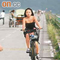 騎單車的市民穿着較少衣物，卻增加被揮發性化學物刺激皮膚的風險。