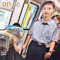 有鐵路迷（右）穿上前九鐵制服乘坐九龍南線頭班車。	（資料圖片）