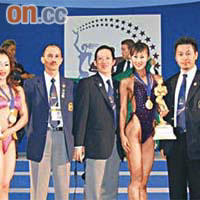陳少文（右三）○五年為南韓健美亞洲錦標賽任頒獎嘉賓。