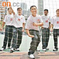 八名無家者足球隊成員，下月將代表香港出戰無家者世界盃。	（孫冰玉攝）
