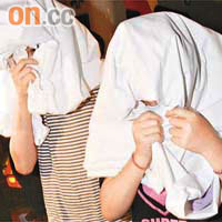 其中兩名女生送院時用布遮臉。	（周宏杰攝）