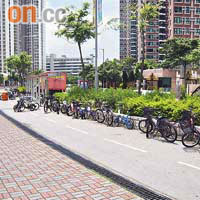 清河邨單車徑違例停泊單車問題嚴重，經歷多年仍未解決。