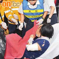 無辜遭腐蝕性液體濺傷的市民送到醫院救治。