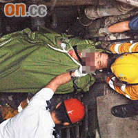消防員用屍袋包着墮樓工人身體，將他救下。