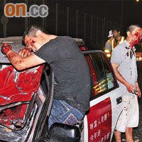 受傷前座男乘客（左）坐在窗框待援，的士司機（右）血流披臉。