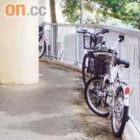 大埔公路元洲仔段行人天橋長期有單車違例停泊。