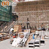 樂富中心正進行大型翻新工程，商場平台堆放了各種建築材料。