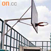 慈愛苑籃球場籃球架的保護墊剝落。