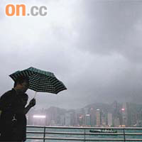 熱帶風暴「彩虹」昨午逼近本港，天文台改發三號強風訊號。