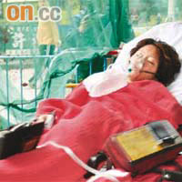 女事主朱燕萍被斬傷後嚴重出血，送院急救。