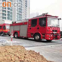 消防處派出多輛救援車輛到場處理事件。