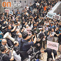 七百名記者、學生及市民昨穿起黑衣集體遊行，不滿新疆當地政府打壓採訪，剝削新聞自由。