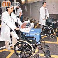 醫護人員到伊利沙伯醫院提取病人死後捐出的心臟進行移植手術。	（楊偉嶽攝）