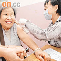 港府首次資助社區長者注射流感疫苗，每針一百三十元。	（資料圖片）