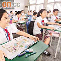 羅湖港人子弟學校使用香港的英文教材，比內地學生使用的教材，難度高出三個年級。