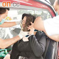 救護員為車禍受傷女乘客包紮。	（冼耀華攝）