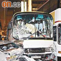 涉案旅遊巴當時撞向車群，釀成十三輛車損毀。