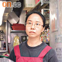小食店東主劉太擔心行經後巷會被鏹水彈掟中。