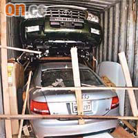 走私汽車被疊放在貨櫃的木板暗格內。	（兩岸組深圳傳真）