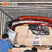 深圳海關在貨櫃中搜出大批走私汽車。