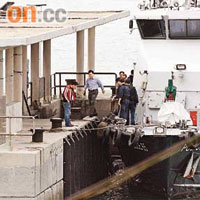 「65號」水警輪昨午載着三十名便裝水警，到蒲台島碼頭大吃海鮮餐。