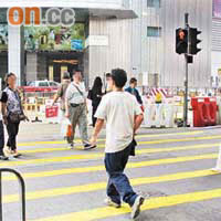 荃灣楊屋道行人過路燈的綠燈時間僅八秒，市民須急步橫過。