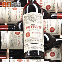 一箱十二瓶原木箱裝82年Chateau Petrus，昨日以破紀綠的七十二萬六千元在港成交。