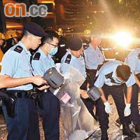 警員在現場雜物堆中搜尋屬於乘客的物件。