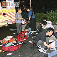 多名傷者躺臥路上，等候白車救援。