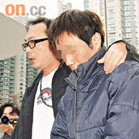 涉案男子被帶返家搜查。	（文健雄攝）