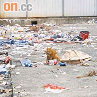 深水埗汝州街與桂林街交界附近一幅地皮堆滿垃圾，部門被指視而不見。