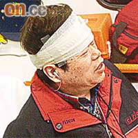 轉錯路口失事的士司機頭部受傷，由救護員送院。