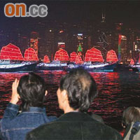 東亞運動會開幕禮的花船巡遊環節昨晚綵排，吸引岸上大批市民駐足觀看。	（何天成攝）