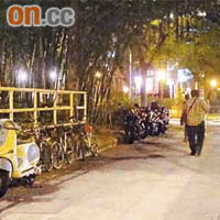 常有電單車於顯徑邨附近行人路違泊，同時衍生噪音擾民。