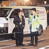 事發後，城巴職員到現場協助警方調查。