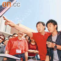 沈祖堯（左）及中大醫學院院長霍泰輝（右）參觀模擬大腸鏡檢查攤位，希望藉着教育活動提升市民對大腸癌的認識。