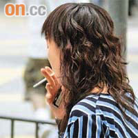 吸煙危害健康，還會增加二手女煙民的乳癌風險。	（資料圖片）
