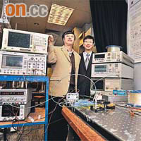 張國偉（左）及曾漢奇正研究以「光」改善現時的通訊科技。	（蕭毅攝）
