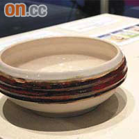 展覽展出兩件由高錕親手製作的陶瓷碗，讓市民了解高錕具藝術天分的一面。
